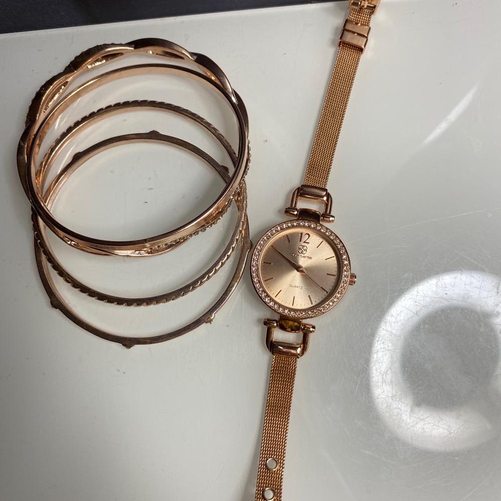 Daisy Fuentes 5 piece watch/bracelet set